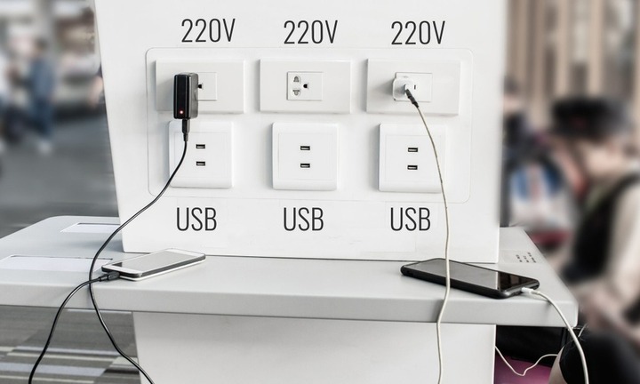 Vì sao không nên sạc điện thoại bằng cổng USB công cộng ở sân bay