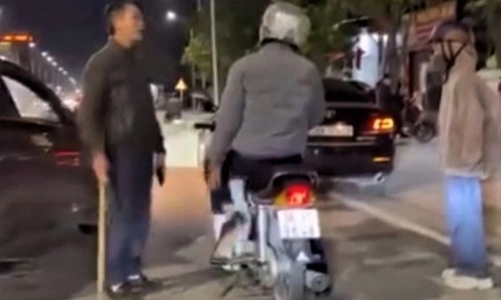 Vụ tài xế ô tô cầm gậy dọa đánh hai bố con đi xe máy: Triệu tập người có liên quan