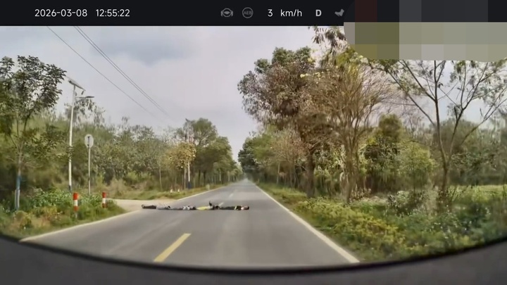 Clip: 4 đứa trẻ nằm im giữa đường giả làm 