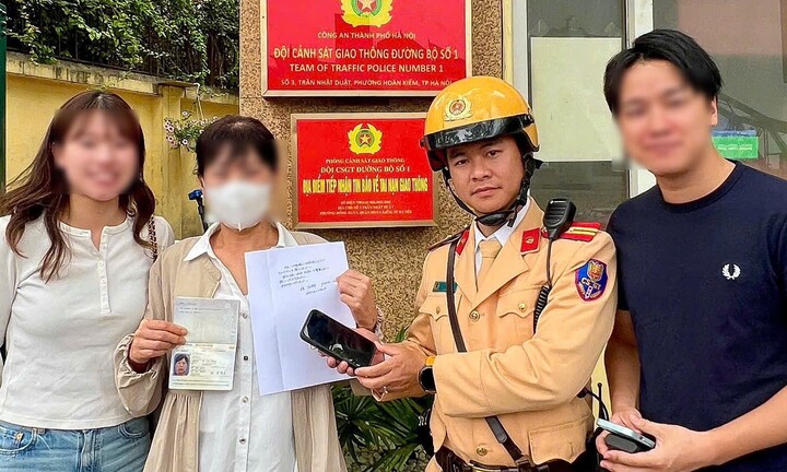 Đánh rơi điện thoại, nữ du khách Nhật Bản được CSGT Hà Nội hỗ trợ tìm lại