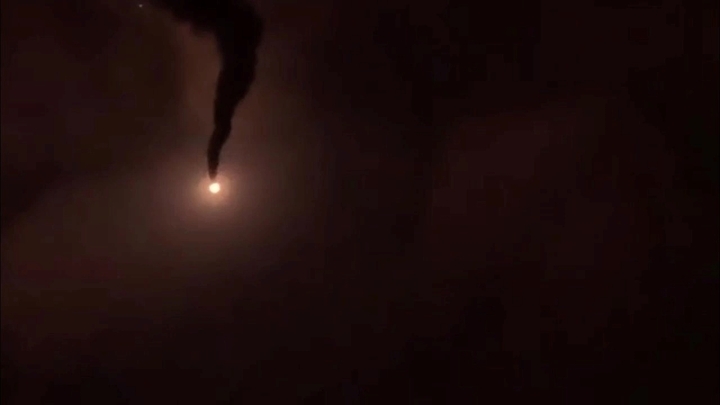 Clip: Iran khai hỏa loạt tên lửa, tiến hành đợt tấn công 