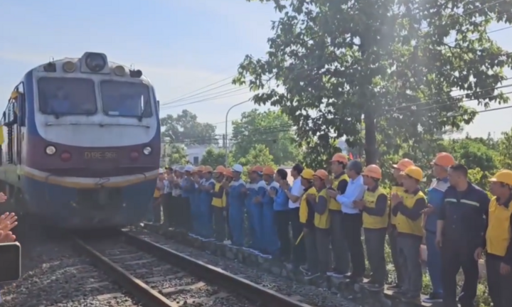 Đường sắt Bắc - Nam thông tuyến sau sự cố sà lan đâm vào cầu Ghềnh