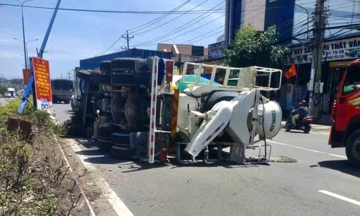 Tin tức tai nạn giao thông mới nhất ngày 12/3: Xe máy tông vào đuôi xe công nông, một người tử vong