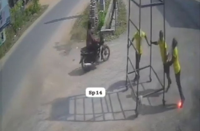 Clip: Giá đỡ sắt chạm vào đường dây điện cao thế, 2 công nhân bị giật tử vong