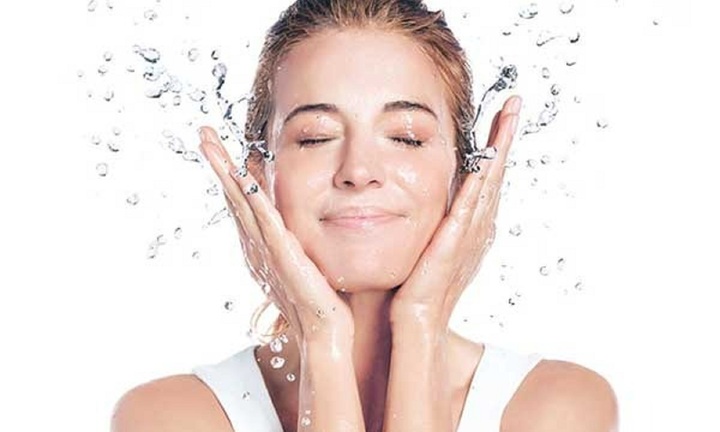 Hướng dẫn cách chăm sóc da mụn mùa hè