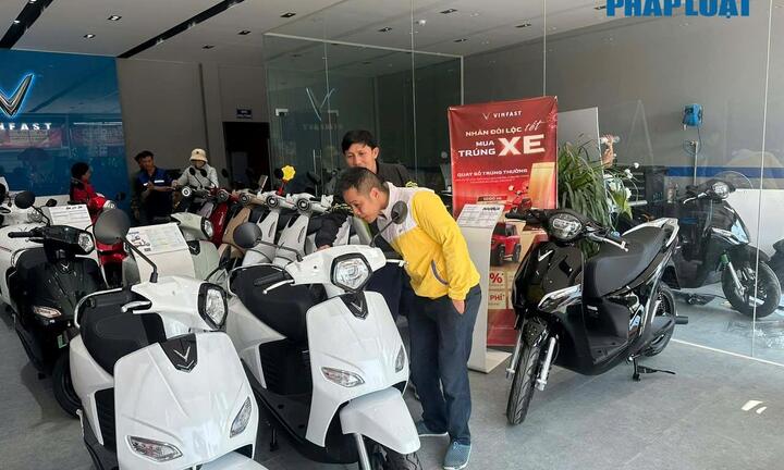 Thị trường xe: Xe điện dần chiếm ưu thế trong lựa chọn phương tiện hai bánh 