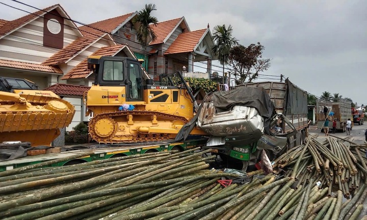 Tin tức tai nạn giao thông mới nhất ngày 13/3: Xe đầu kéo bốc cháy dữ dội sau tai nạn trên Quốc lộ 6
