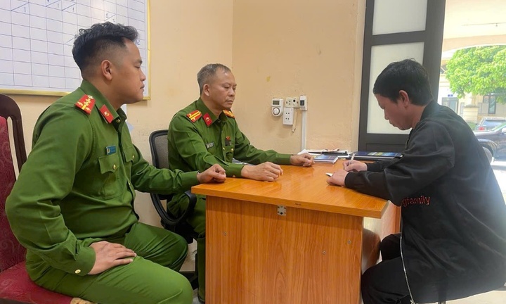 Đối tượng truy nã về tội đánh bạc ra đầu thú