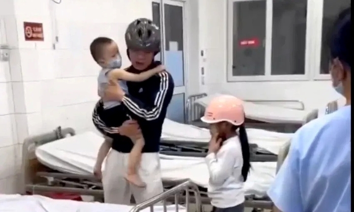 CSGT dùng xe đặc chủng đưa bé trai hóc dị vật đi cấp cứu trong đêm