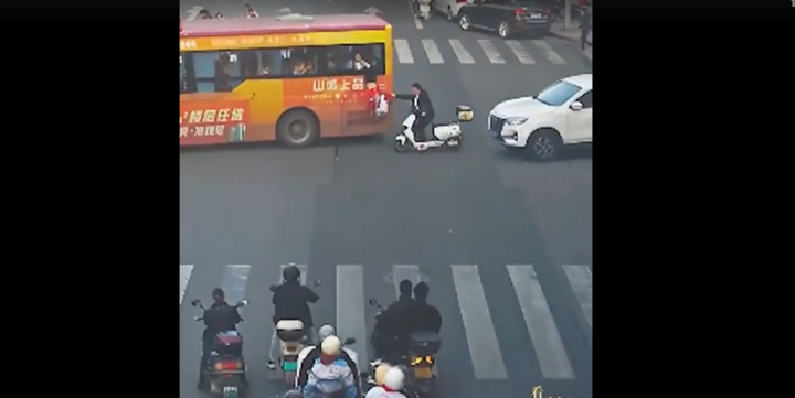 Đang đi đường thấy cảnh này trên xe buýt, người đàn ông lập tức hành động khiến triệu người cảm phục