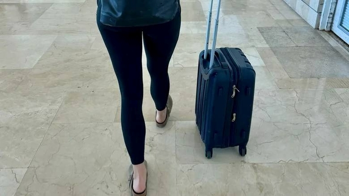 Vì sao không nên mặc quần legging lên máy bay?