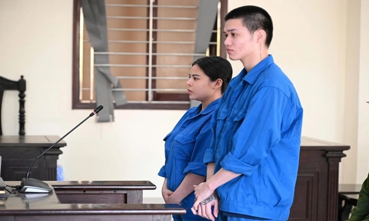Nữ tiếp viên quán hát và chồng 