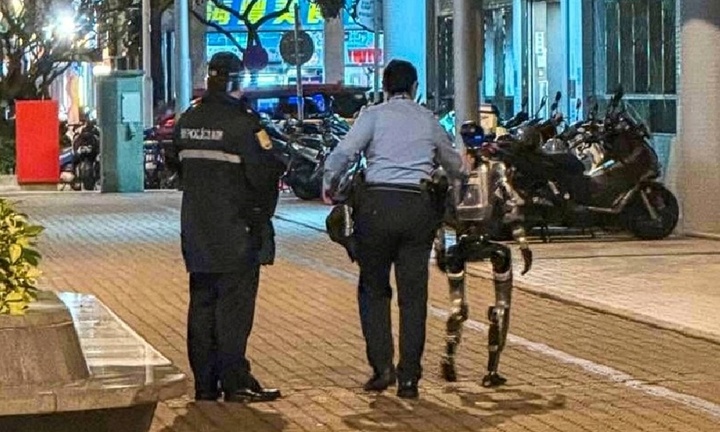 Robot hình người bị cảnh sát bắt giữ vì khiến cụ bà 70 tuổi giật mình nhập viện
