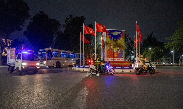 Công an Hà Nội xuyên đêm tăng cường kiểm tra, bảo đảm an ninh, an toàn trước ngày bầu cử