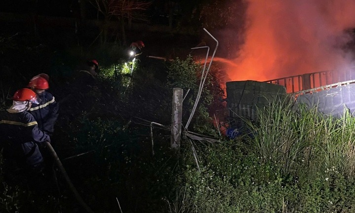 Xe đầu kéo gặp tai nạn rồi bốc cháy, tài xế không kịp thoát ra ngoài tử vong