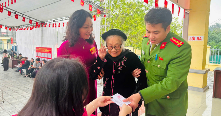  Ấm áp hình ảnh Công an Hà Nội tận tình hỗ trợ các cử tri cao tuổi tại các điểm bầu cử
