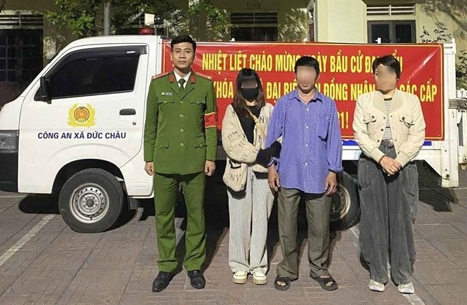 Cô gái nghe theo kẻ 