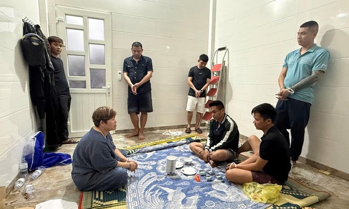 Công an triệt phá sới bạc, bắt giữ nhiều đối tượng có tiền án, tiền sự: Hiện trường có gì?