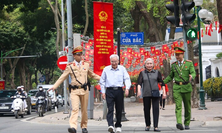 CSGT Hà Nội tăng cường tuần tra, phân luồng bảo đảm ANTT, ATGT tại các điểm bầu cử