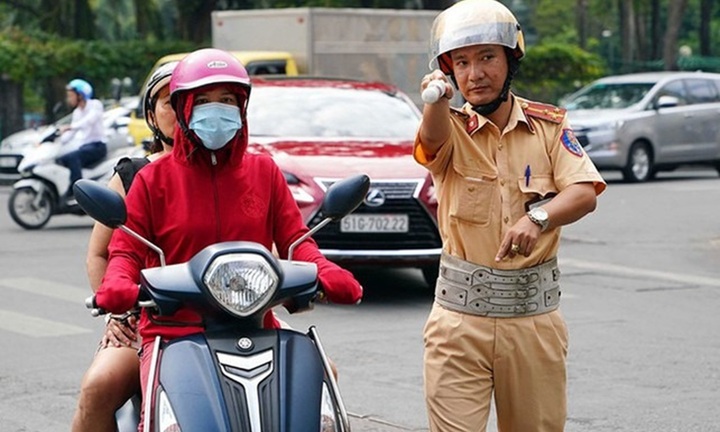 Người chạy xe máy quá chậm có vi phạm quy định?