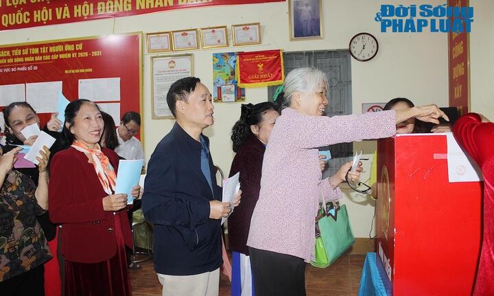 Thái Nguyên: Cử tri nô nức đi bầu cử, đầy ắp niềm tin trong ngày hội non sông