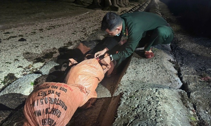 Bắt quả tang người đàn ông vận chuyển gần 100kg thuốc nổ ra bãi biển