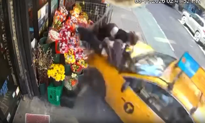 Clip: Kinh hoàng taxi mất lái, tông hất văng 2 người phụ nữ đứng trên vỉa hè