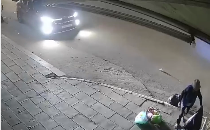 Xác minh vụ ô tô lao lên vỉa hè tông người phụ nữ rồi bỏ chạy