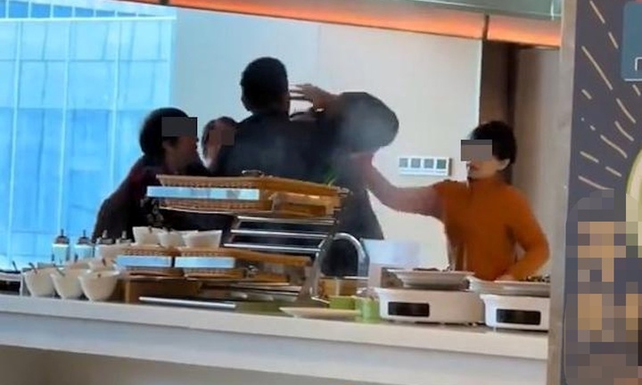 Bị nhắc nhở khi gói đồ buffet mang về, nam hành khách hành hung nhân viên khách sạn