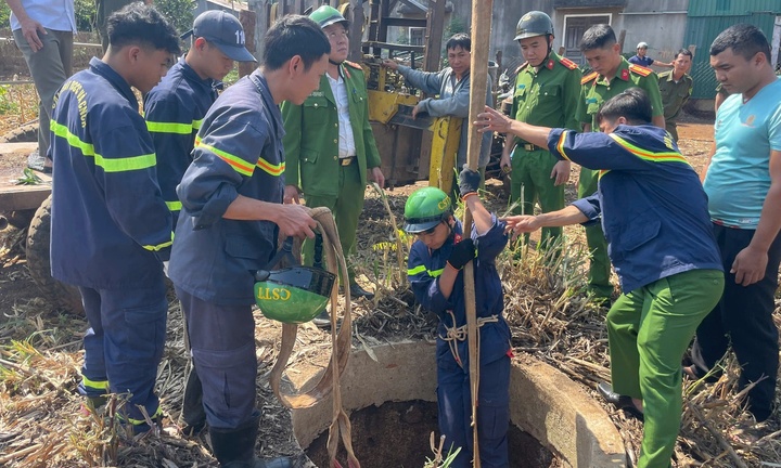 Clip: Giải cứu thành công một bé trai 12 tuổi rơi xuống giếng sâu 20m