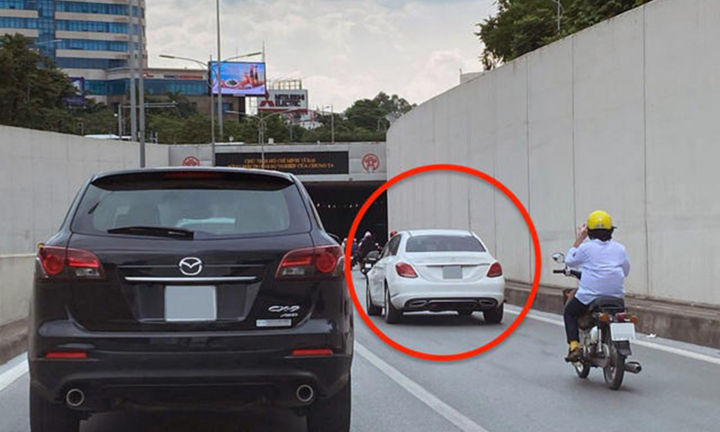 Tổng hợp mức xử phạt lỗi lái xe ô tô lấn làn năm 2026 ra sao?