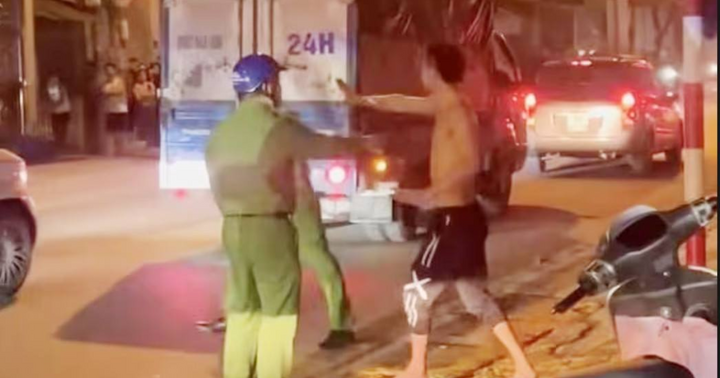 Người đàn ông cởi trần cầm 2 dao chém người đi đường ở Hà Nội bị tạm giữ