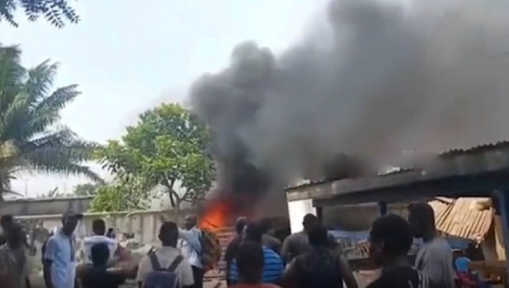 Clip: Máy bay rơi xuống trường mầm non tại Ghana, 2 người thiệt mạng
