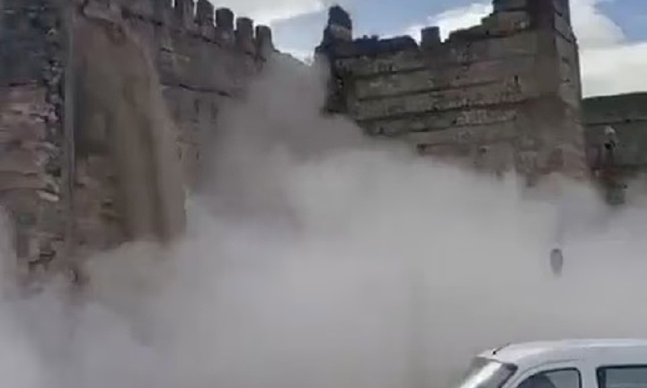 Clip: Lâu đài từ thế kỷ 15 bất ngờ đổ sập, du khách tháo chạy trong hoảng loạn