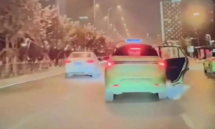 Clip: Cãi nhau với bạn trong tình trạng say xỉn, người phụ nữ ngã khỏi xe taxi đang chạy
