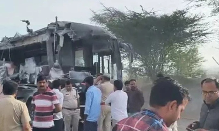 Xe buýt tông xe tải trên cao tốc, ít nhất 5 người tử vong