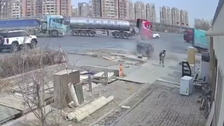Clip: Ô tô mất lái lao lên vỉa hè, người mẹ ôm con chạy thoát trong gang tấc