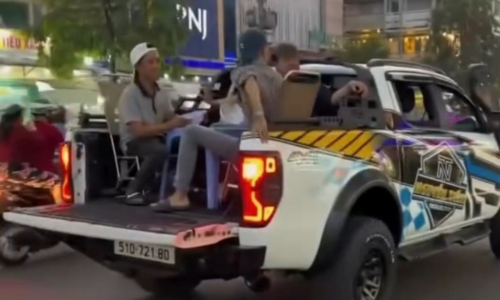 Xác minh nhóm người ngồi ăn uống, “cụng ly” trên thùng xe bán tải đang chạy