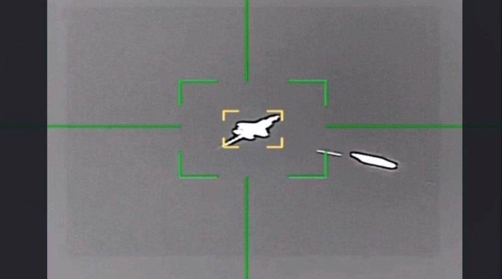 Clip: Cận cảnh Iran khóa mục tiêu, khai hỏa vào 