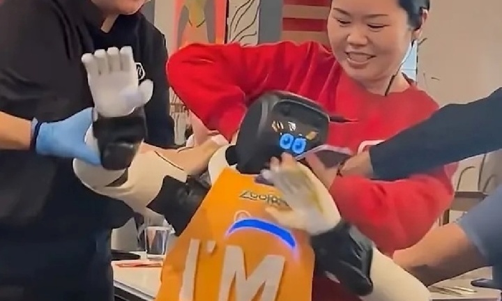 Robot mất kiểm soát 