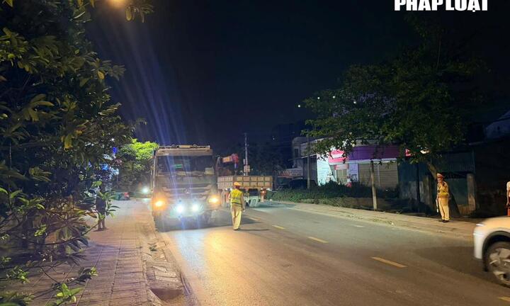 Một đêm theo chân CSGT Hà Nội xử lý xe quá khổ quá tải, vi phạm nồng độ cồn