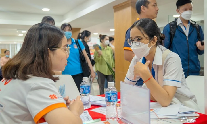 Ngoại ngữ thành “tấm vé vàng” vào thị trường việc làm thu nhập tốt