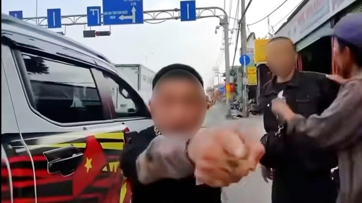 Công an làm việc với nhóm người đi xe bán tải chửi bới, dọa đánh người đi đường ở TP.HCM