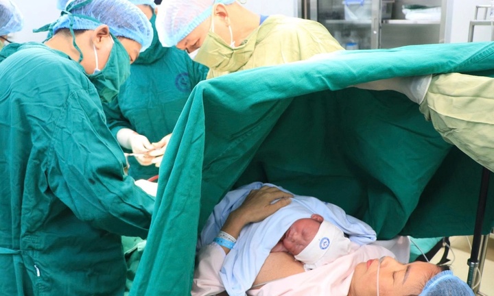 Sản phụ 60 tuổi sinh bé trai 2,8kg