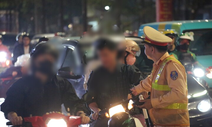 Sau cuộc nhậu, thuê xe đạp điện công cộng để đi về nhà vẫn không thoát lỗi nồng độ cồn