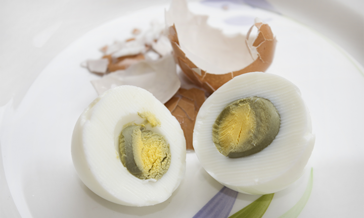 Lòng đỏ trứng luộc có màu xanh đậm có nên ăn