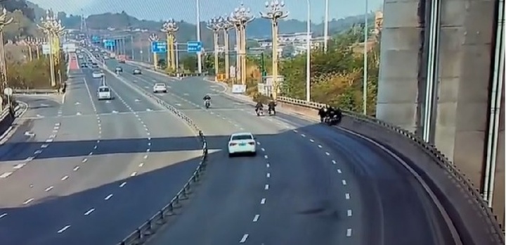 Clip: Xe máy chạy quá tốc độ đâm vào nhóm người đi bộ trên cầu, 1 người tử vong