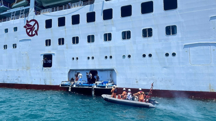 Media: Cấp cứu kịp thời 2 hành khách gặp nạn trên tàu du lịch nước ngoài