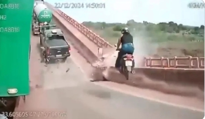 Clip: Sập cầu kinh hoàng khiến 14 người thiệt mạng, 3 người mất tích