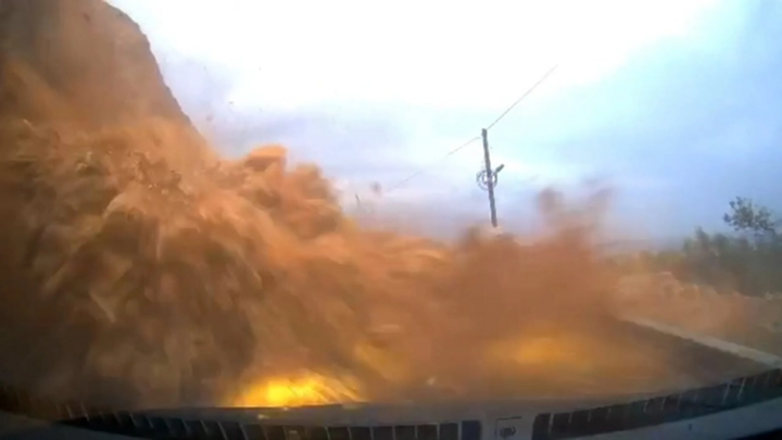 Kinh hoàng khoảnh khắc ô tô bị đất đá vùi lấp giữa đường, tài xế thoát chết kỳ diệu